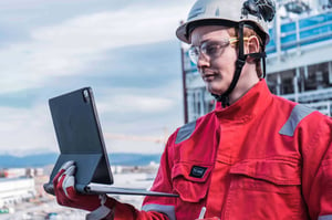 oil-operator-with-tablet-on-field-min-1