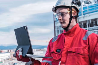 oil-operator-with-tablet-on-field-min-1