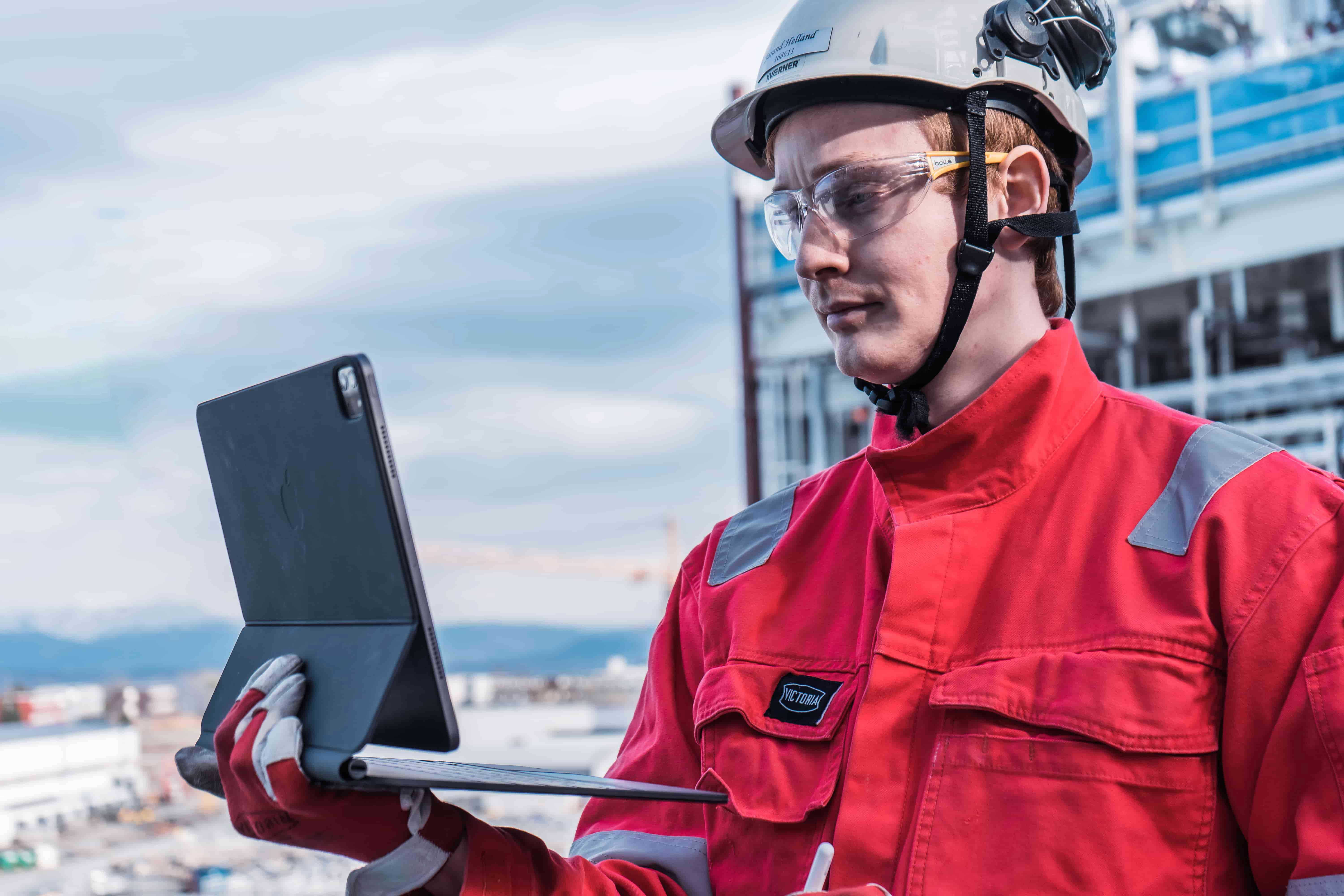oil-operator-with-tablet-on-field-min